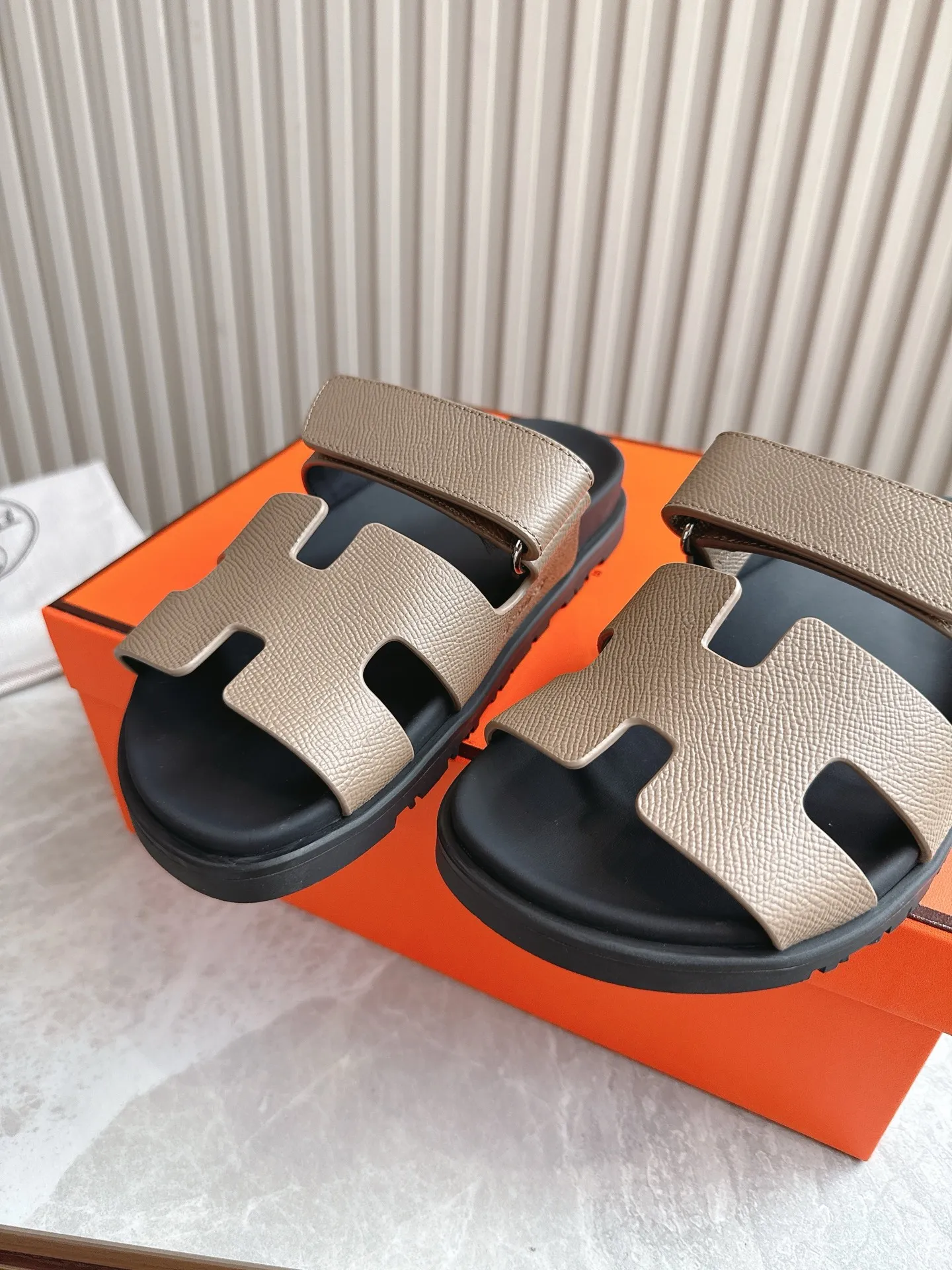 p480🐮🐮Couple model (top version) H family 2024 spring and summer new style HERMES Hermes' recently popular couple model pig nose angle sandals and slippers, paired with various colorful socks, popular. Upper: imported original deerskin (the genuine leather edging is not ordinary super migration). Lining: imported genuine leather. Outsole: Tpu non-slip and wear-resistant outsole. Size: Female 35-42 (40/42 non-returnable and non-exchangeable) Male size: 39-45 (45 non-refundable and non-exchangeable)